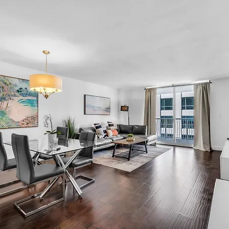 Relaxing 1-Bed Condo With City Views In Brickell Key
